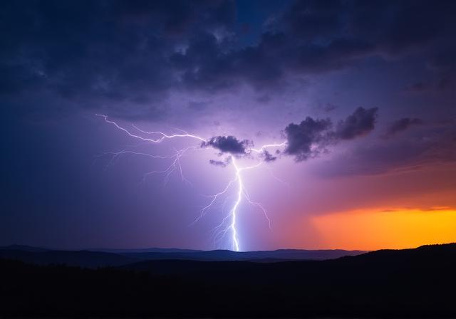 Un fulmine drammatico all'orizzonte durante il tramonto